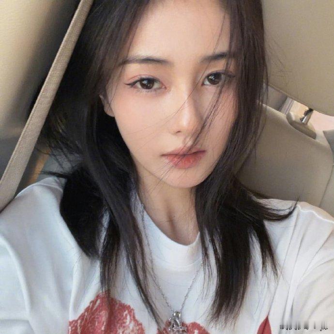 白鹿抱着小黄金不撒手白鹿又拿小黄金了 白鹿拿到小黄金就爱不释手，紧紧抱在怀里，可