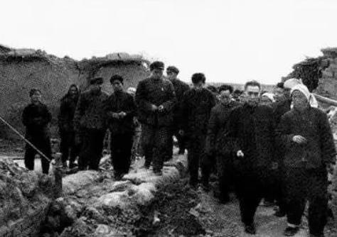 1966年3月8日，河北邢台发生强烈地震。消息传来，周总理第一时间顶着六七级的大