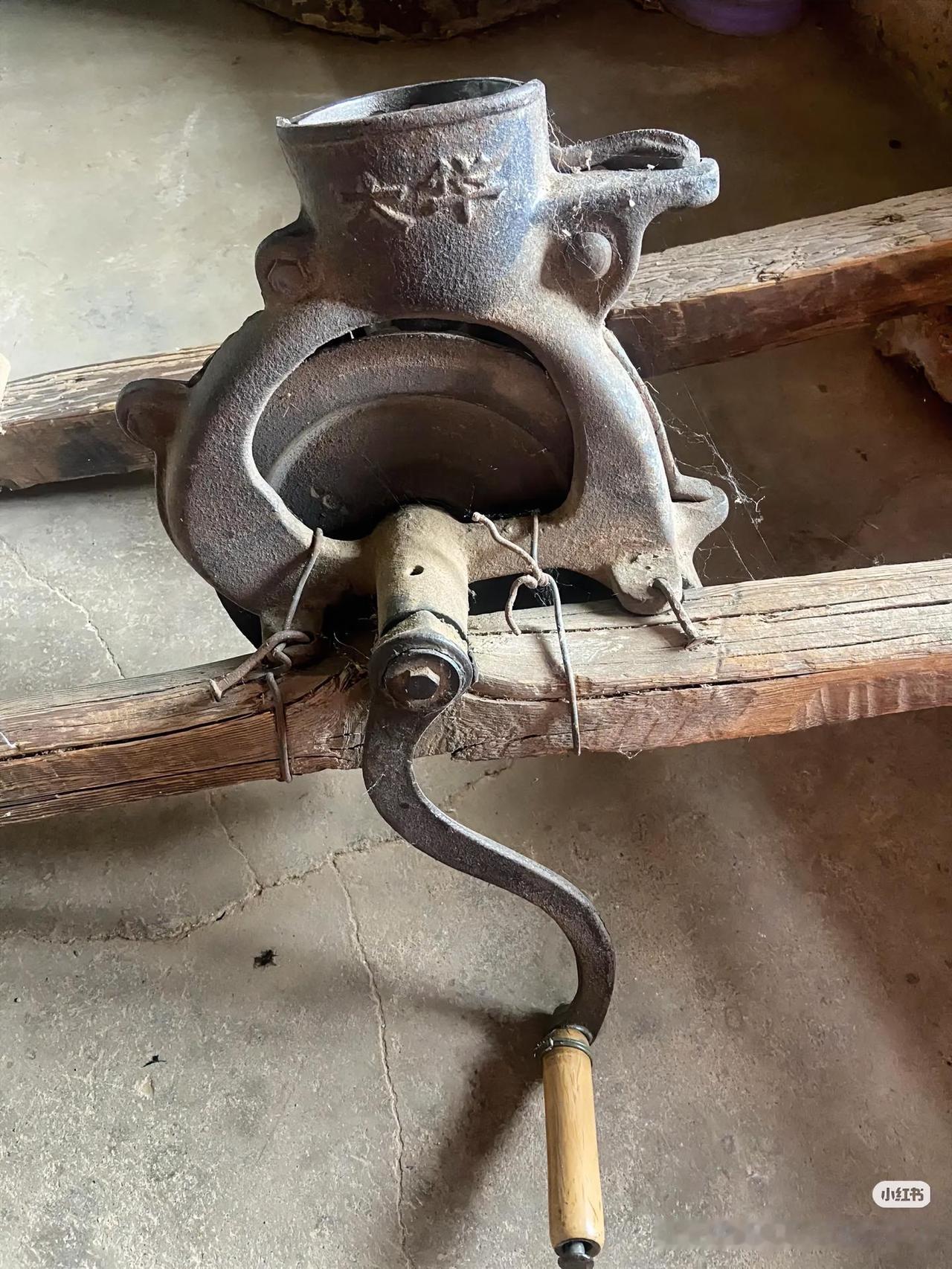这长得怪的铁疙瘩到底是啥啊？
我翻出个超离谱的老物件！看着是金属的，有个小抽屉，