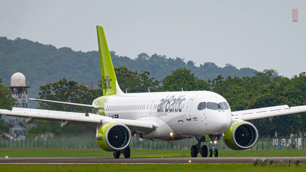 图库中找到空客家三兄弟同角度同比例图，自左A220→A320→A330。