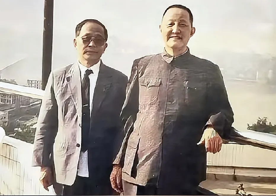 90年代，在重庆两位刚卸任军队要职的开国上将洪学智与王诚汉的一张留影 