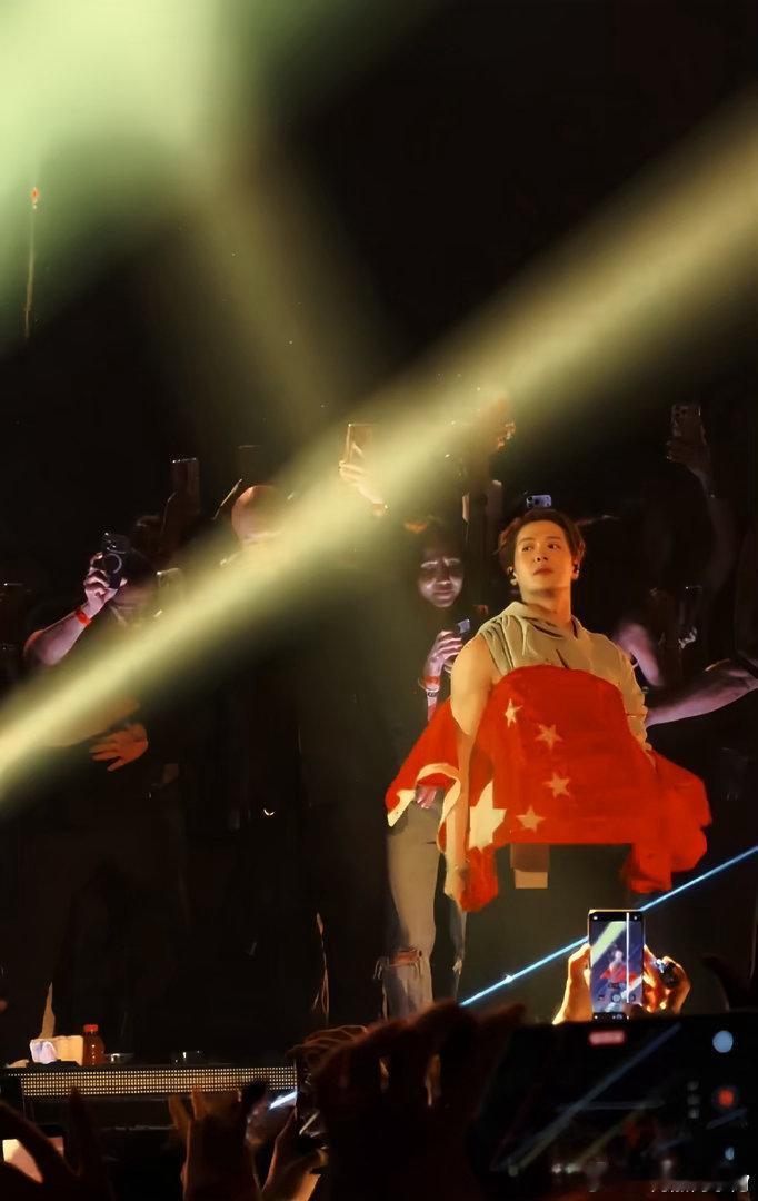 墨西哥粉丝举中文牌接机王嘉尔 今日墨西哥机场被粉丝包围，中文接机牌成最大亮点！嘉