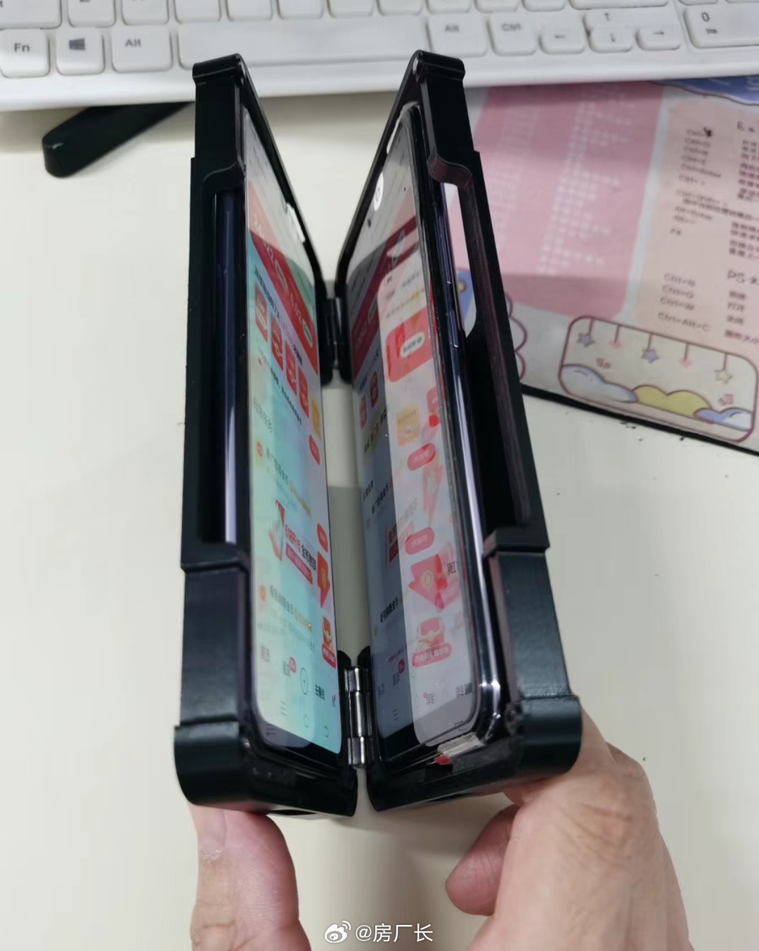 自己也能做折叠机，只需要一个手机壳，把手机放进去秒变双折叠或者三折叠，最高可以放