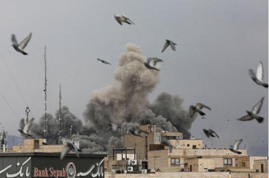 打仗就该炸军事基地、炸武器工厂？可美国和以色列偏不，他们盯着伊朗的大学往死里炸。