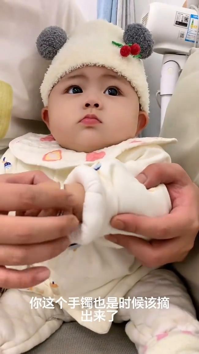 瓜瓜，最近金价、银价都涨了，你这个手镯也是时候该摘出来了。