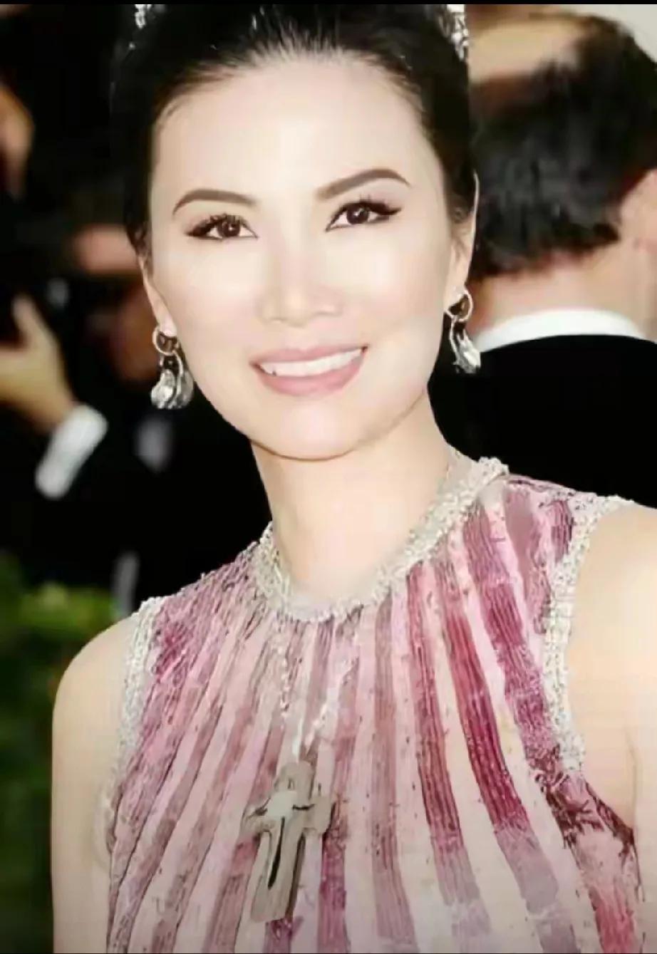 邓文迪：借力男人，逆袭成传奇

    从普通厂妹到福布斯富豪，邓文迪堪称“逆袭