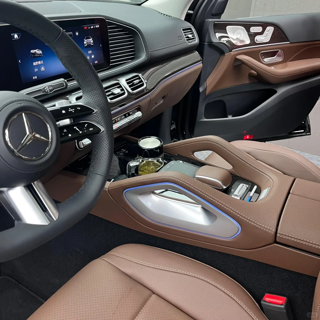 估计很多人都不知道奔驰GLS的中控上的扶手是干什么的吧？实际上它就是为了防止车辆...