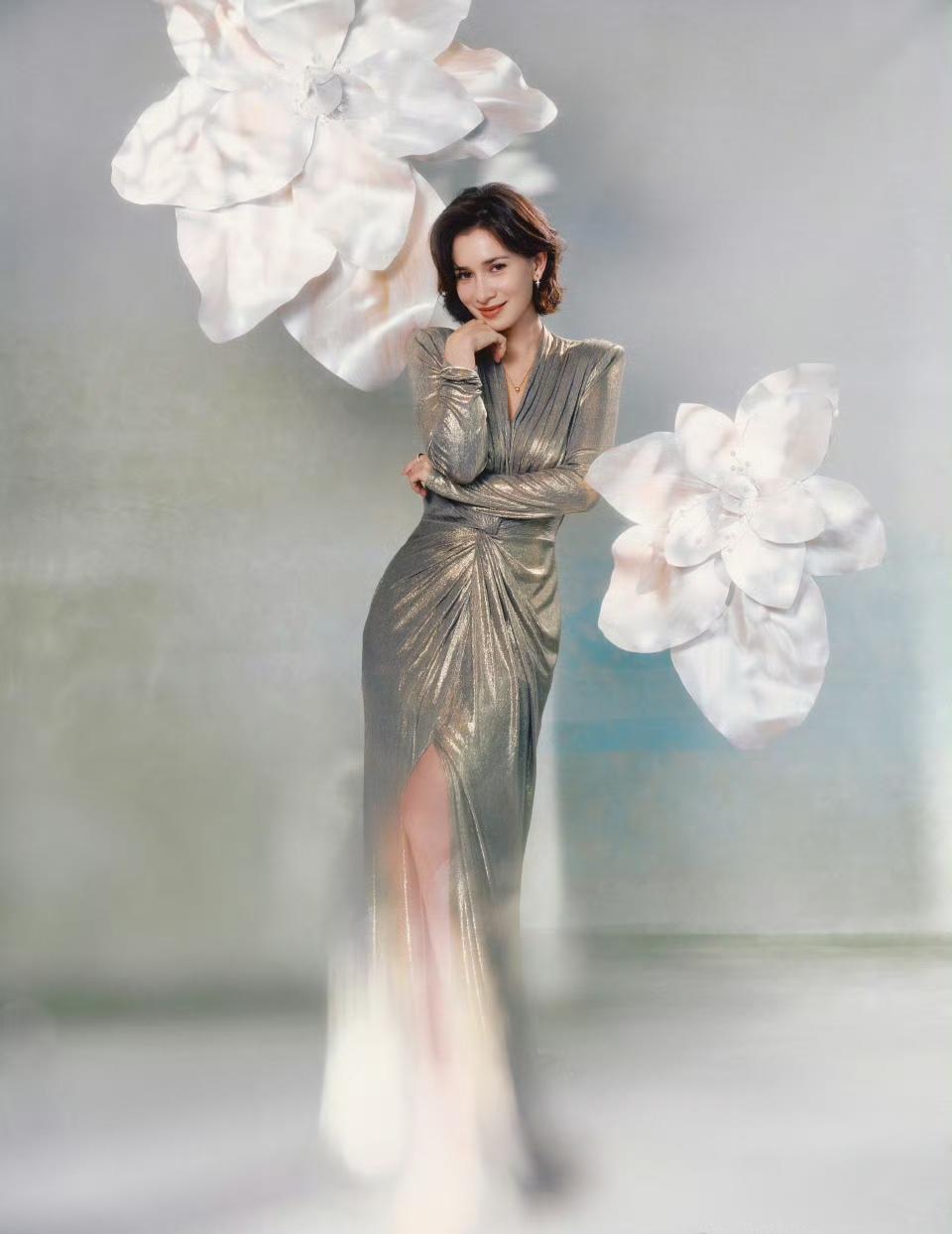 鎏金曳地裙装，于光影流转间，绽放成熟女性的致命吸引力。卢靖姗