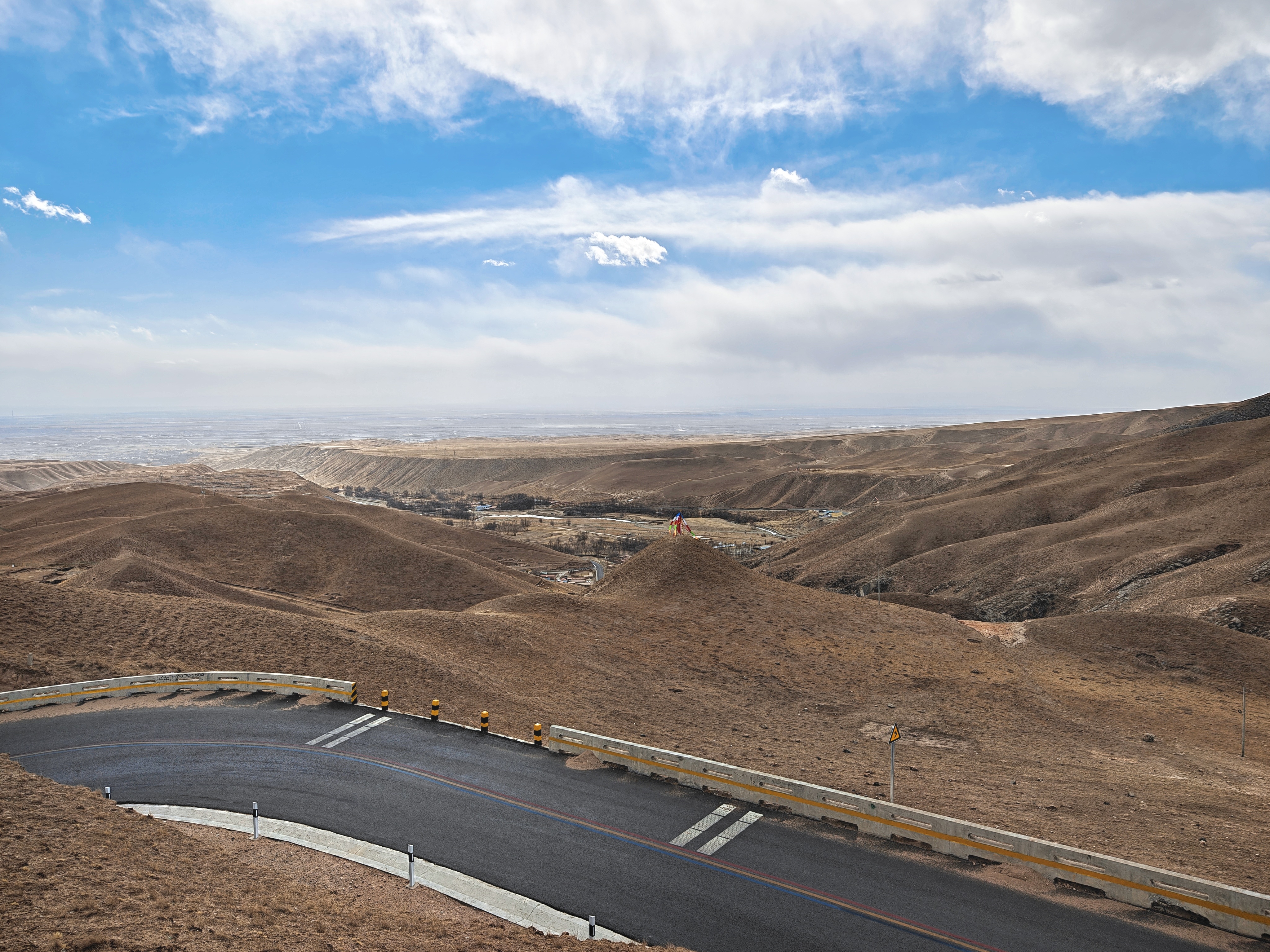 新春已至，万物向暖。既心向远方，何不将辽阔装进行囊，让步履追随春光。因为生活不应