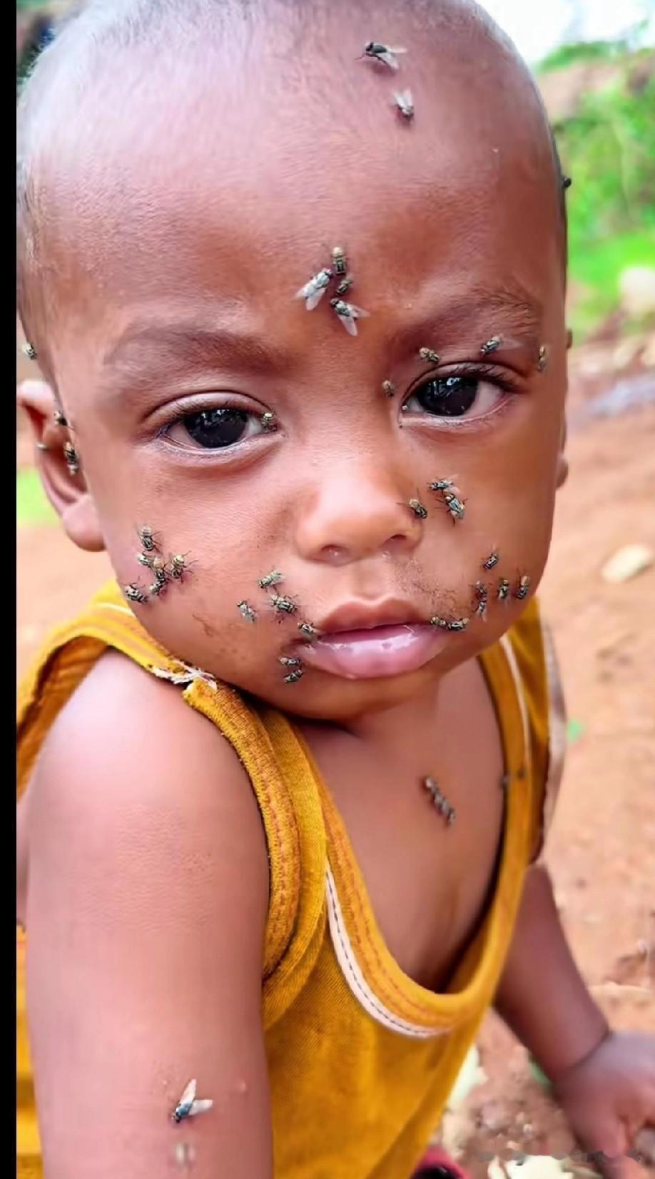 好帅气的非洲小孩！
脸上落着苍蝇，
把脸擦干净就成～
20年后照样住进广东猎德村