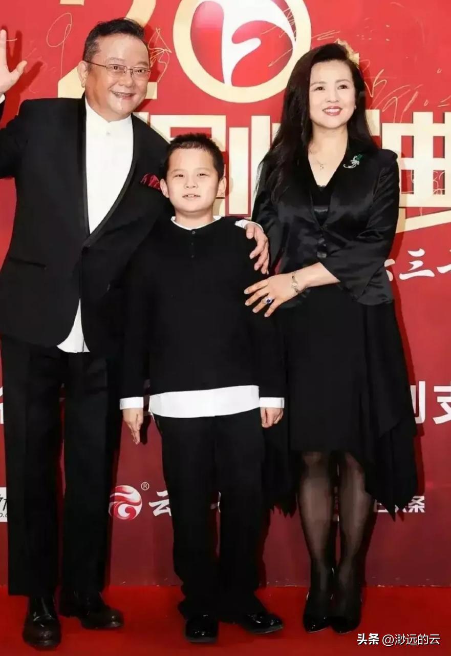 77岁的王刚，60岁时才有了儿子，本以为晚年能安享清福，没想到如今17岁的儿子成