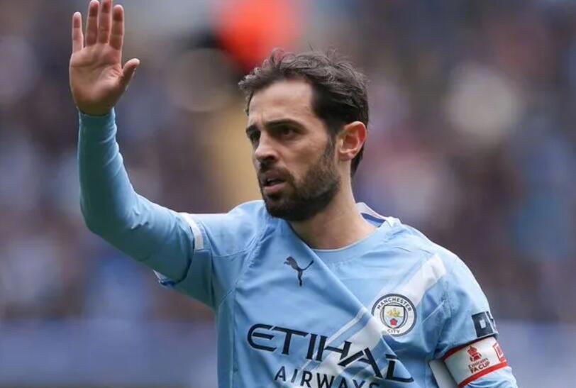 据《曼彻斯特晚报》报道，曼城中场核心贝尔纳多-席尔瓦正面临潜在的停赛风险。如果他