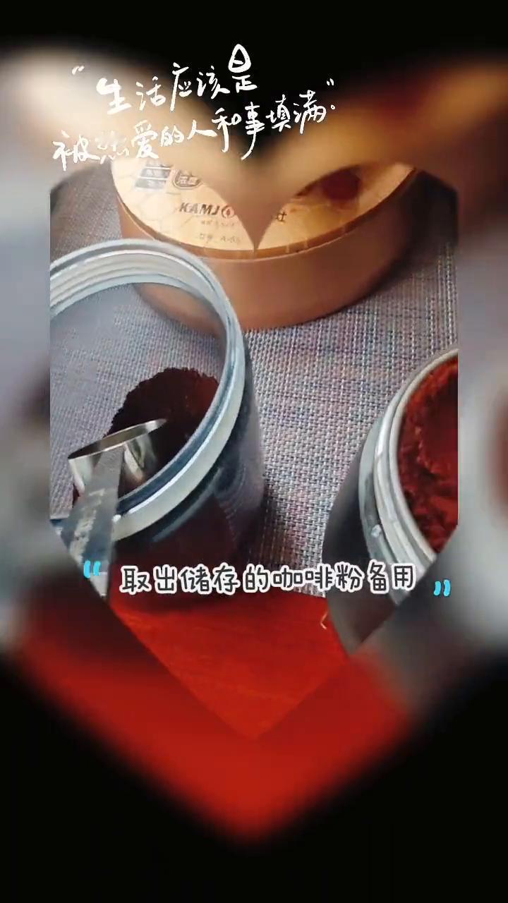 生活应该是被想爱的人护事项满。
·打开心爱的咖啡研磨机，看墙上时钟享受慢时光。