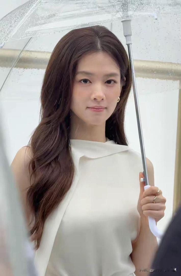 陈昊宇上海出席赫莲娜活动，一身白色穿搭干练又气质，这也太美了 