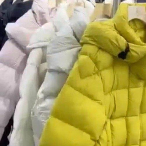 最近逛商场或者刷购物平台的朋友，估计都发现了个有意思的现象：羽绒服价格蹭蹭往上涨