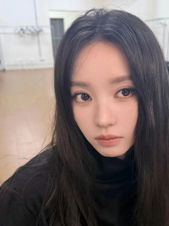 田曦薇有无刘海全都驾驭  田曦薇有刘海萌妹无刘海御姐 甜妹和御姐的平衡感被田曦薇