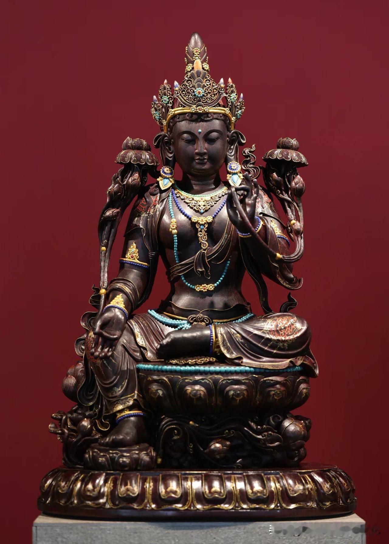 真正让人停下目光的，往往是那份安静的气质。

印度小叶紫檀深沉温润，清刀之下，绿