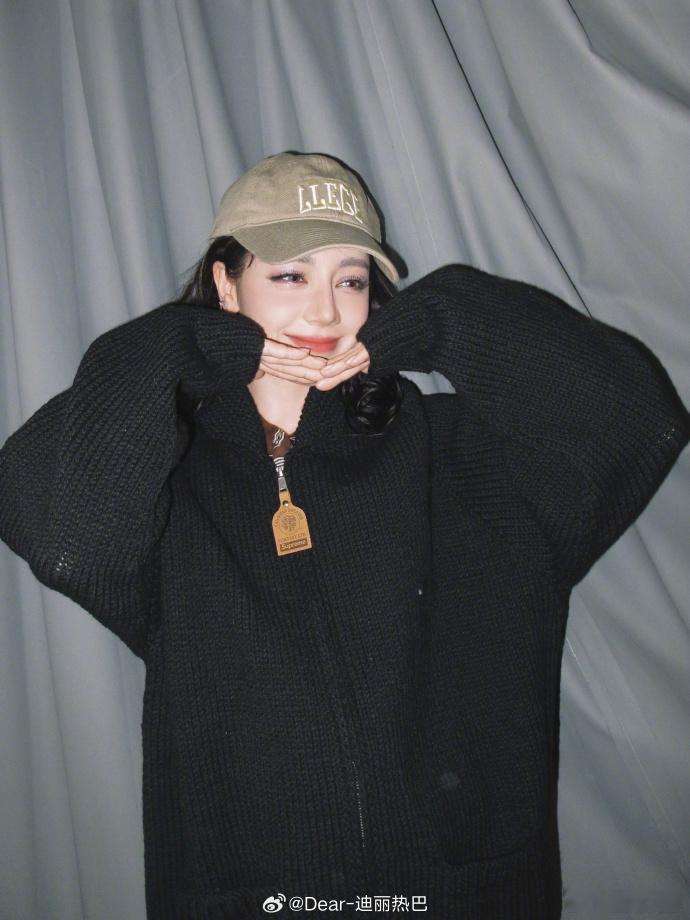 迪丽热巴今天是元气姐姐迪丽热巴捧脸六连拍生图质感自带高级感，迪丽热巴元气姐姐上线