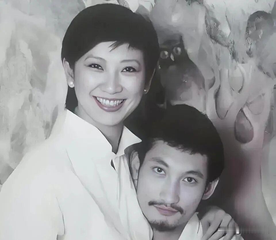 徐克对施南生，是真心爱过，还是利用多过爱？我想，是真心爱过的，只是他们之间的爱情