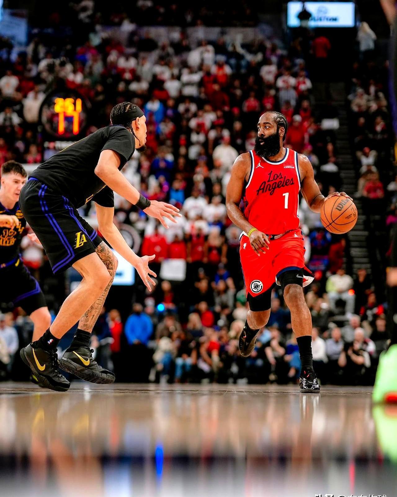 26分领先被打到只剩2分，快船这场洛城德比，赢得人心都快跳出来了。
 
你敢信吗