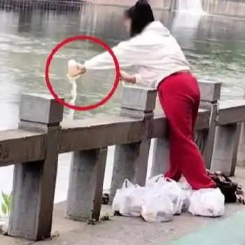 这种荒诞的“放生”奶茶行为本质上是披着宗教外心的环境污染行为。相关部门已明确界定