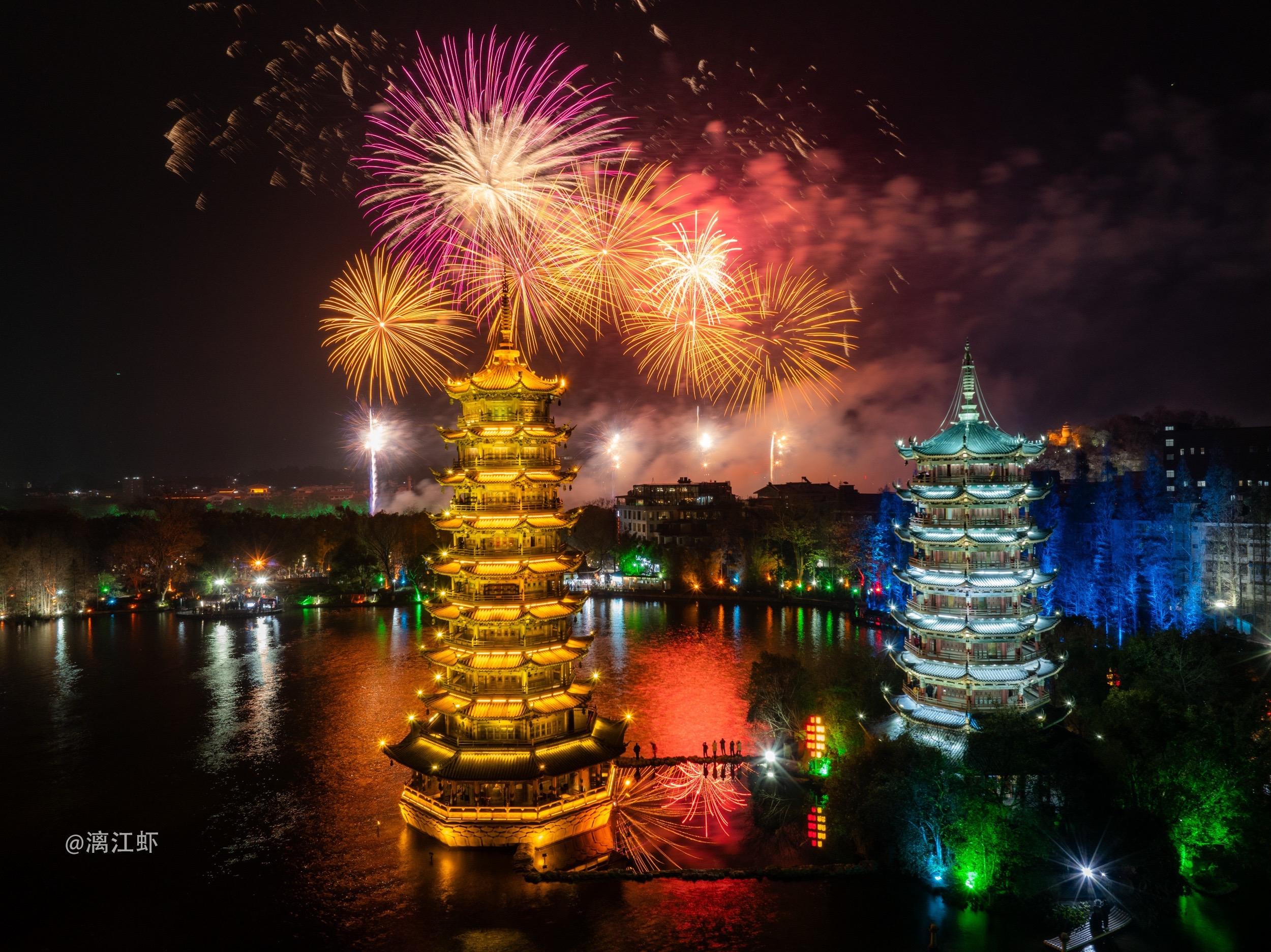 照片也同样震撼。烟花在日月双塔的映衬下更绚丽多彩。