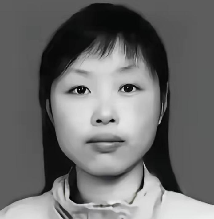 2008年，她被埋进废墟，身体断成三截，救援人员赶到时，发现她用身体死死护住一个
