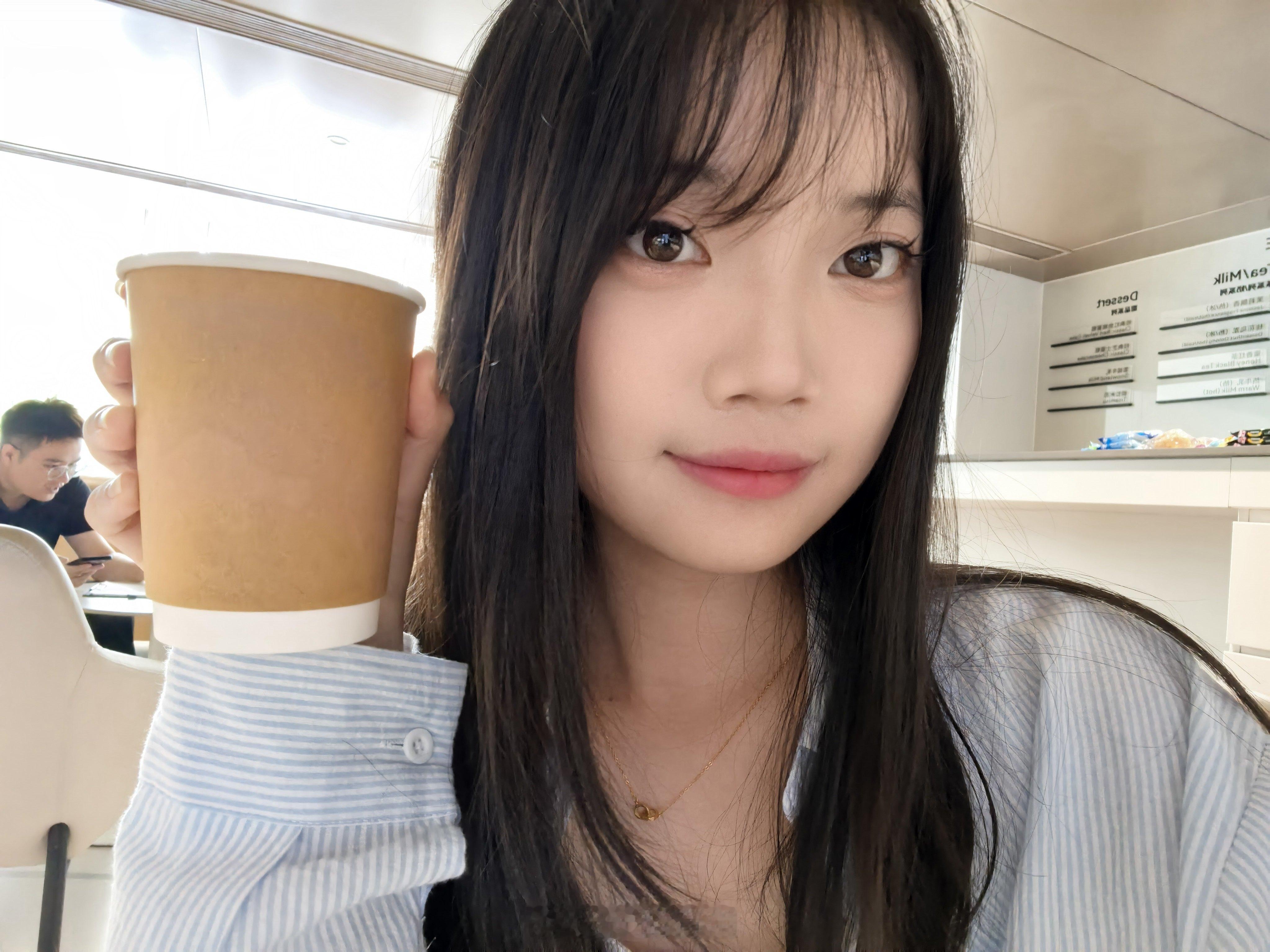 吃吃喝喝看新车啦碰到了颜值在线的问界M6，脉冲蓝车身一眼心动～ 