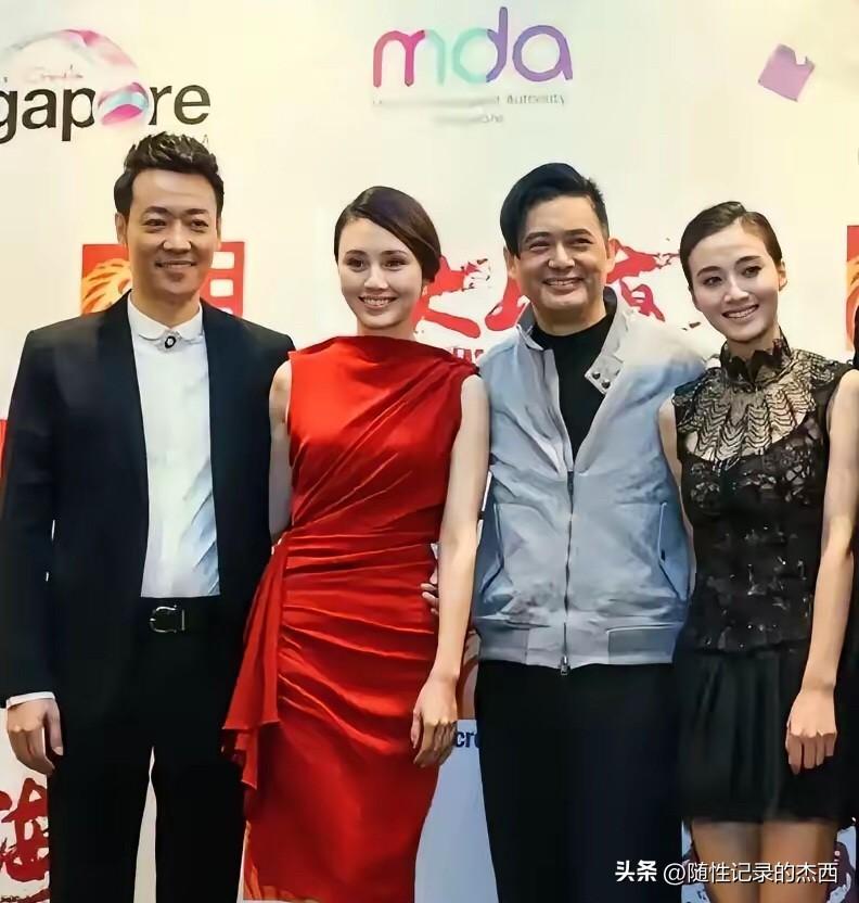 这两位女明星里，穿红色裙子的袁泉年轻的时候就是长相特别普通的女演员，怎么现在年龄