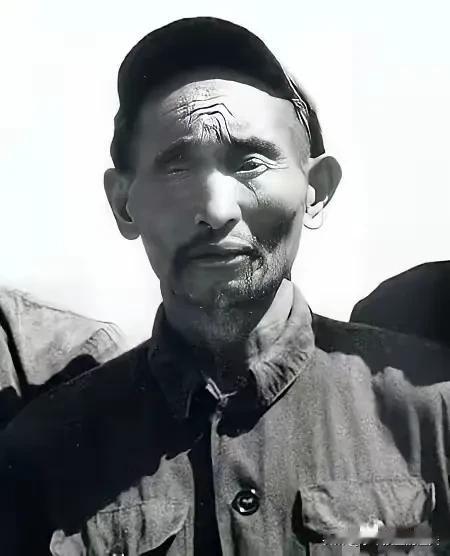 他用一条破船救下七千多红军；他隐姓埋名17年靠打零工糊口；他让开国元帅牵挂半生。