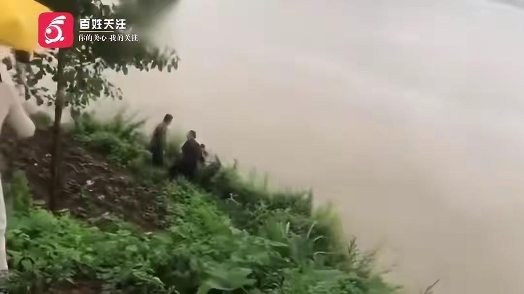 6月23日，江西九江，一名18岁刚参加完高考的女孩骑车不慎坠河，在急流中漂流20