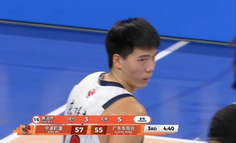 胡明轩和杜润旺也接连投进三分，全队三分手感回暖了，但咱们需要控制犯规呀，焦泊乔已