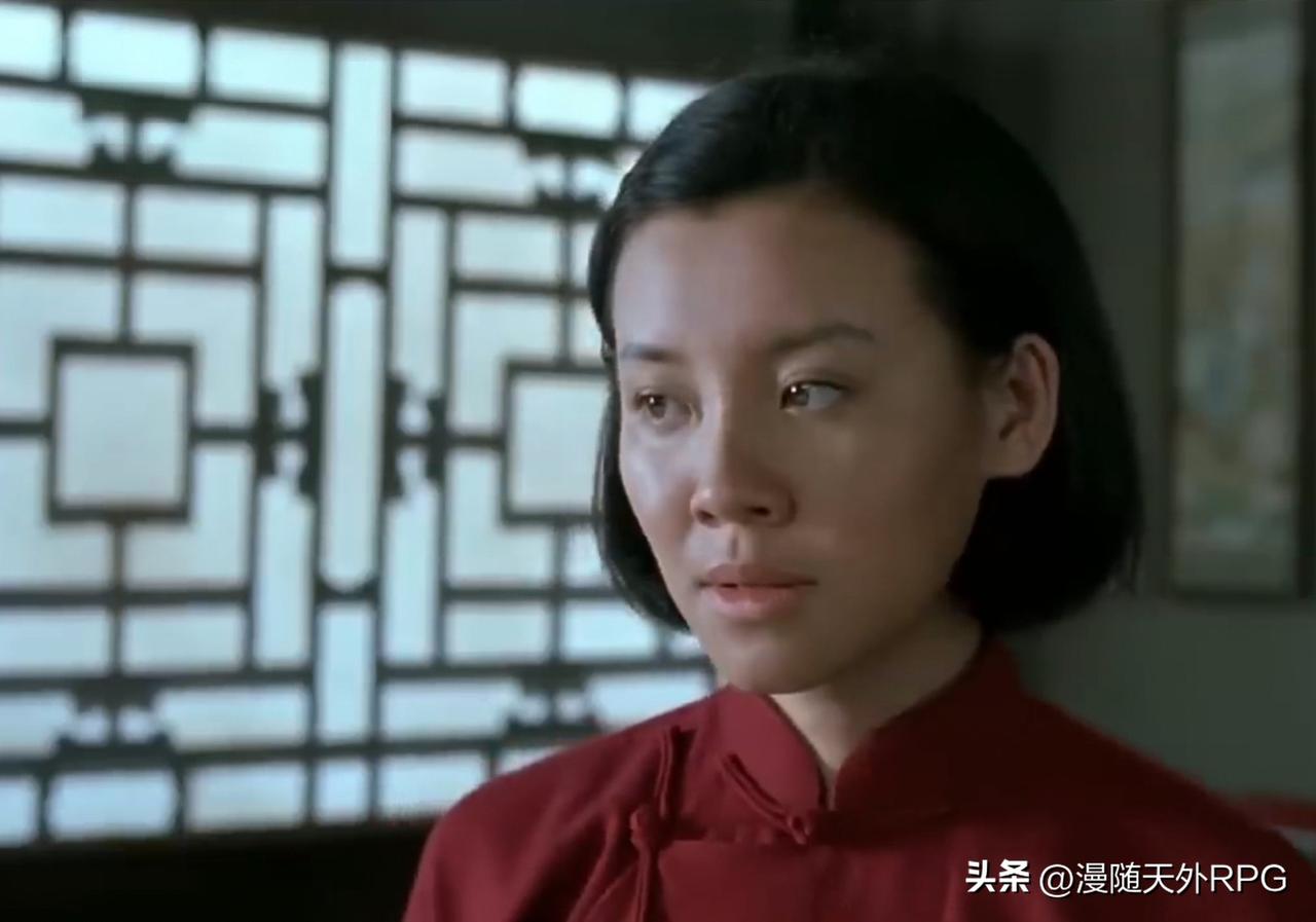 第五代导演兼具美术师身份，又会演戏又会导演的，除了张艺谋就属何群了。
     