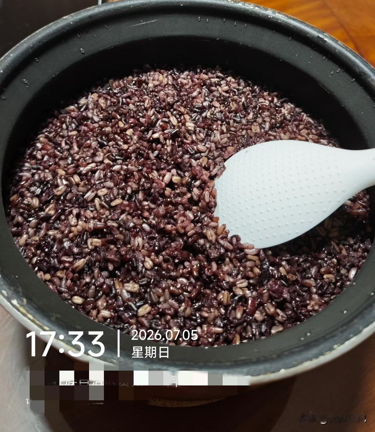 一个星期的杂粮饭做好了，放冰箱里冰冻着，每天拿四个出来解冻，吃的时候微波炉加热一