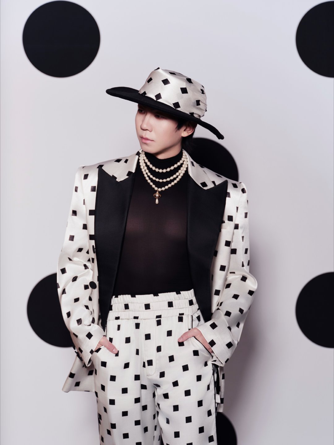 到底谁给白举纲做的造型 胸肌只露一半像签了保咪协议