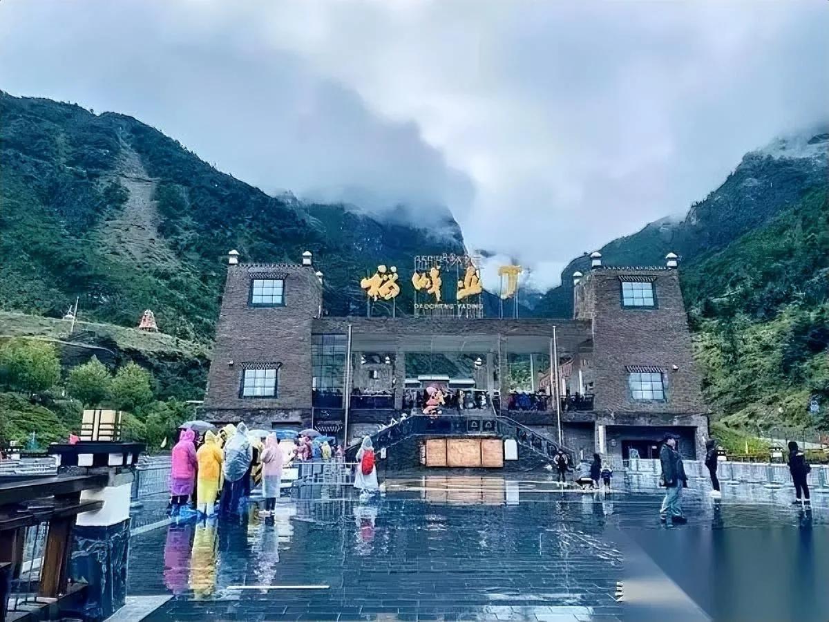 这趟稻城亚丁去的

真的亏到跺脚

就差不到24小时，两口子平白多花了小三百块钱