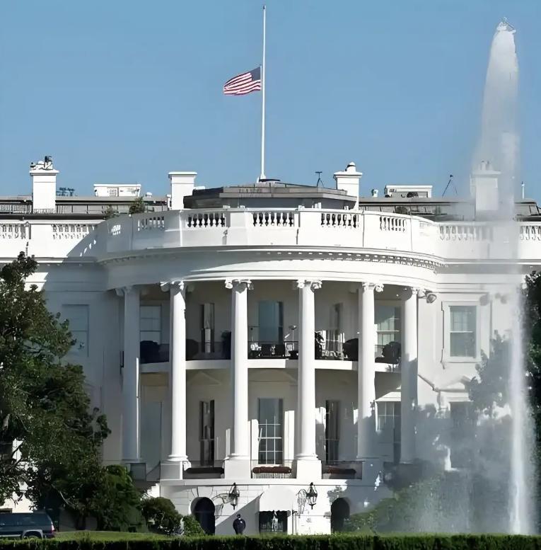 （一）12月4日，白宫发了份新版《国家安全战略》。
网上一堆人开始解读：美国要收