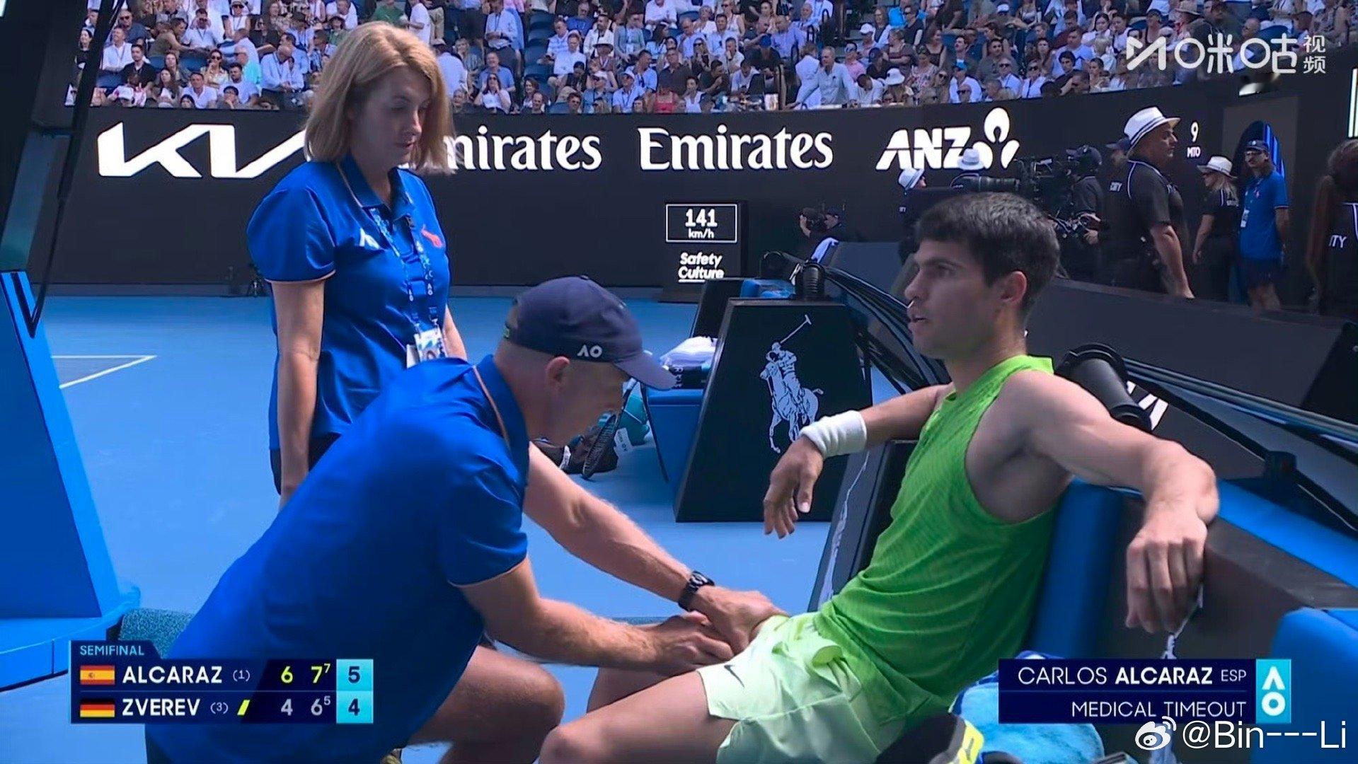 阿尔卡拉斯vs兹维列夫 阿卡大比分2-0，局分5-4占先突然出现右大腿伤情，比赛
