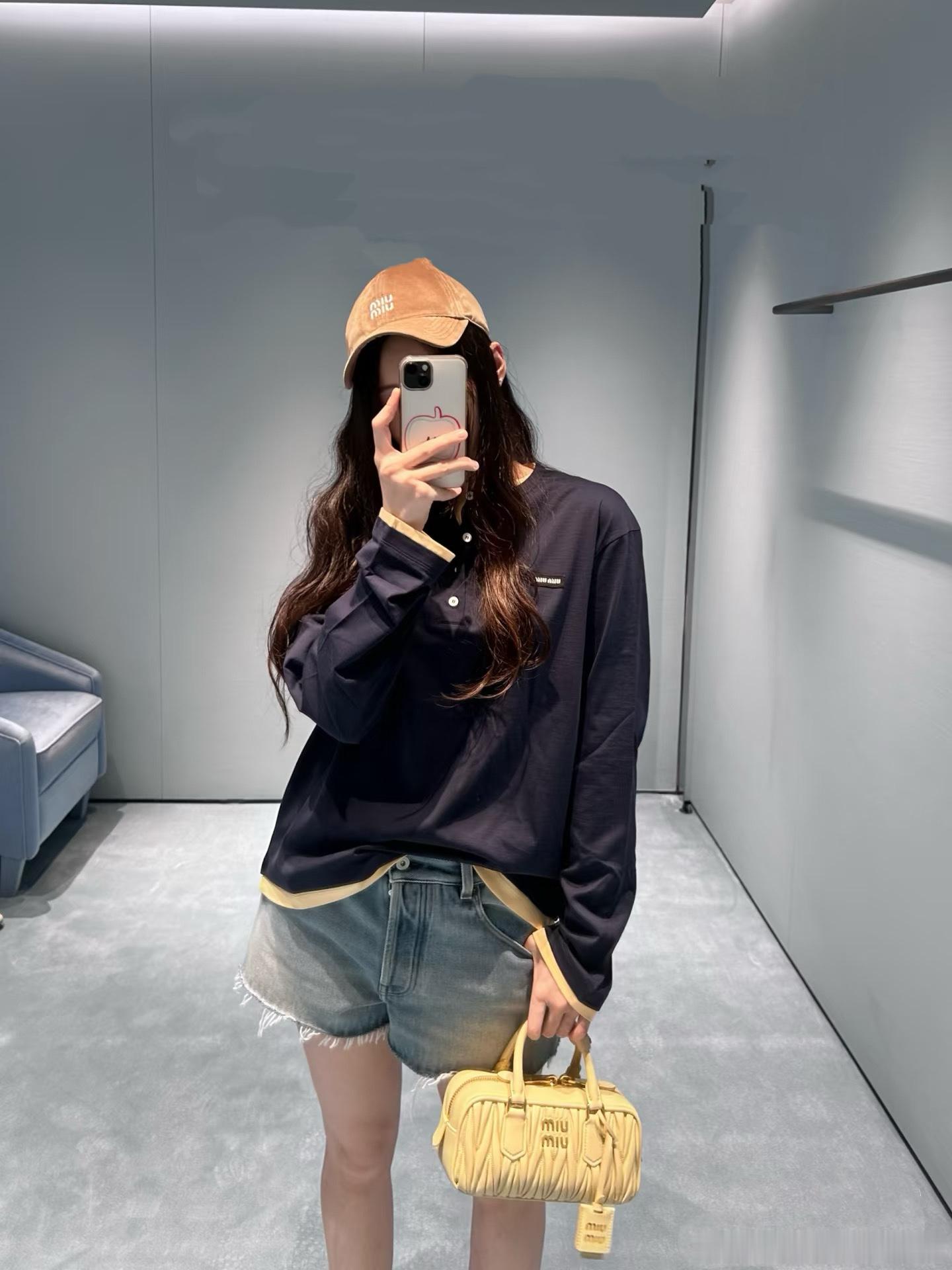 M*UM*U 撞色边长袖亨利衫 整件衣服走的是酷飒运动路线 藏蓝和柠檬黄的撞色对
