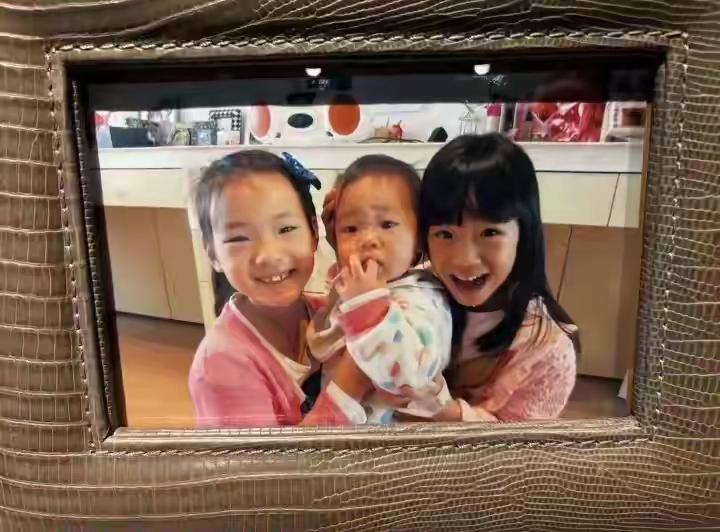 抱着女儿的小S笑得挺开心的，不过她内心应该是有遗憾的，毕竟生不到儿子。大S倒是儿