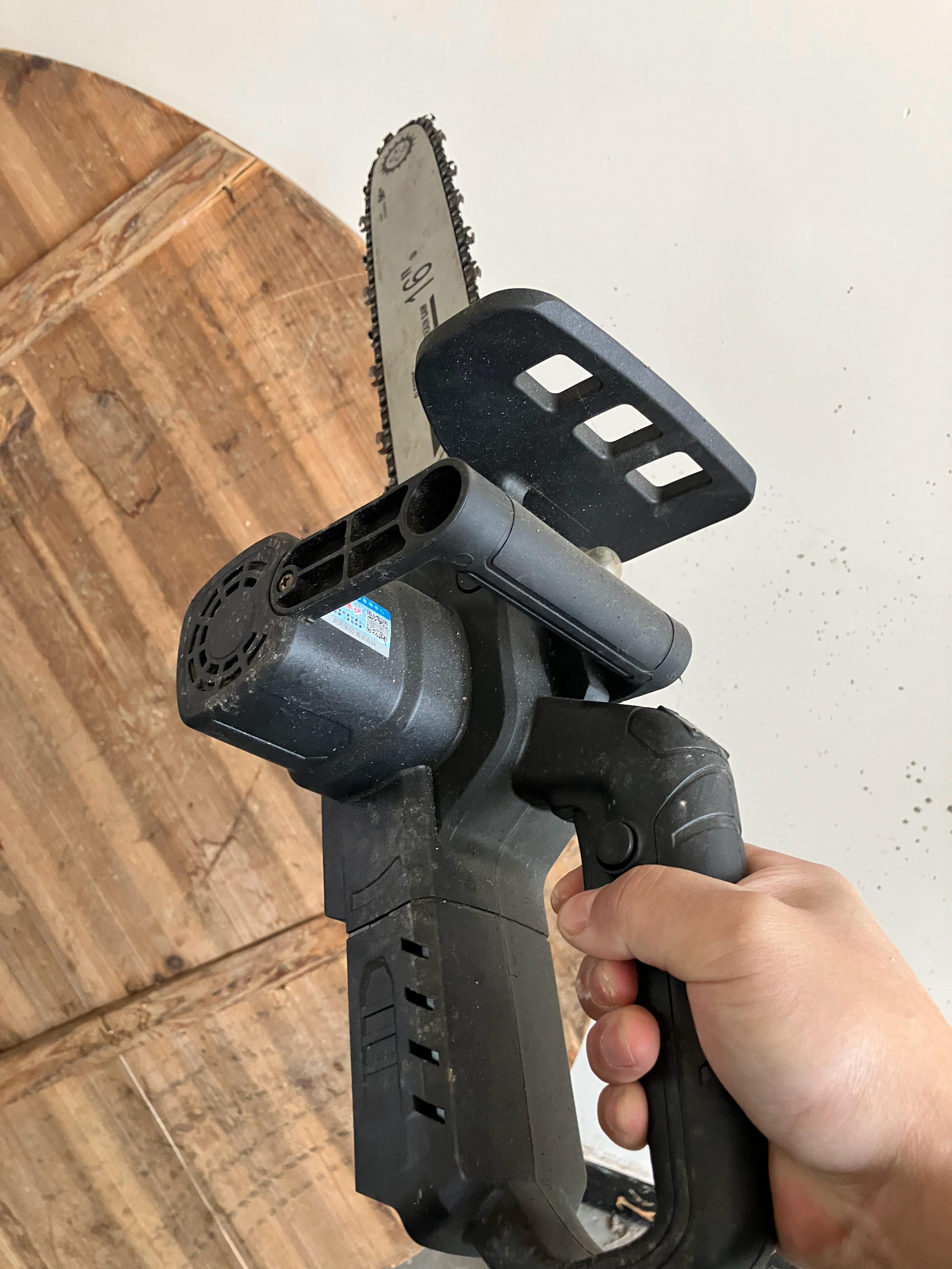 果然，开车还是有概率遇到电锯。 