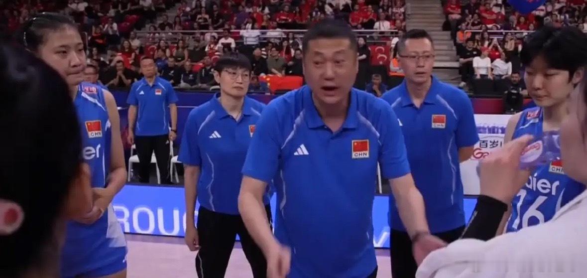 中国女排这次“一点都不亏”！不是因为她们1:3从世界第2巴西女排手里抢到1局胜利