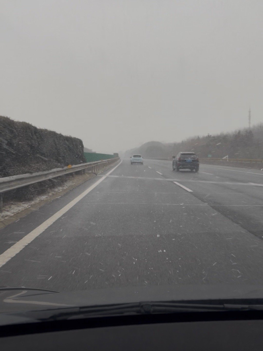 上海终于下雪了，被漫天飘的小雪花治愈了～ 虽然落地就化，但这波氛围感直接拉满，今