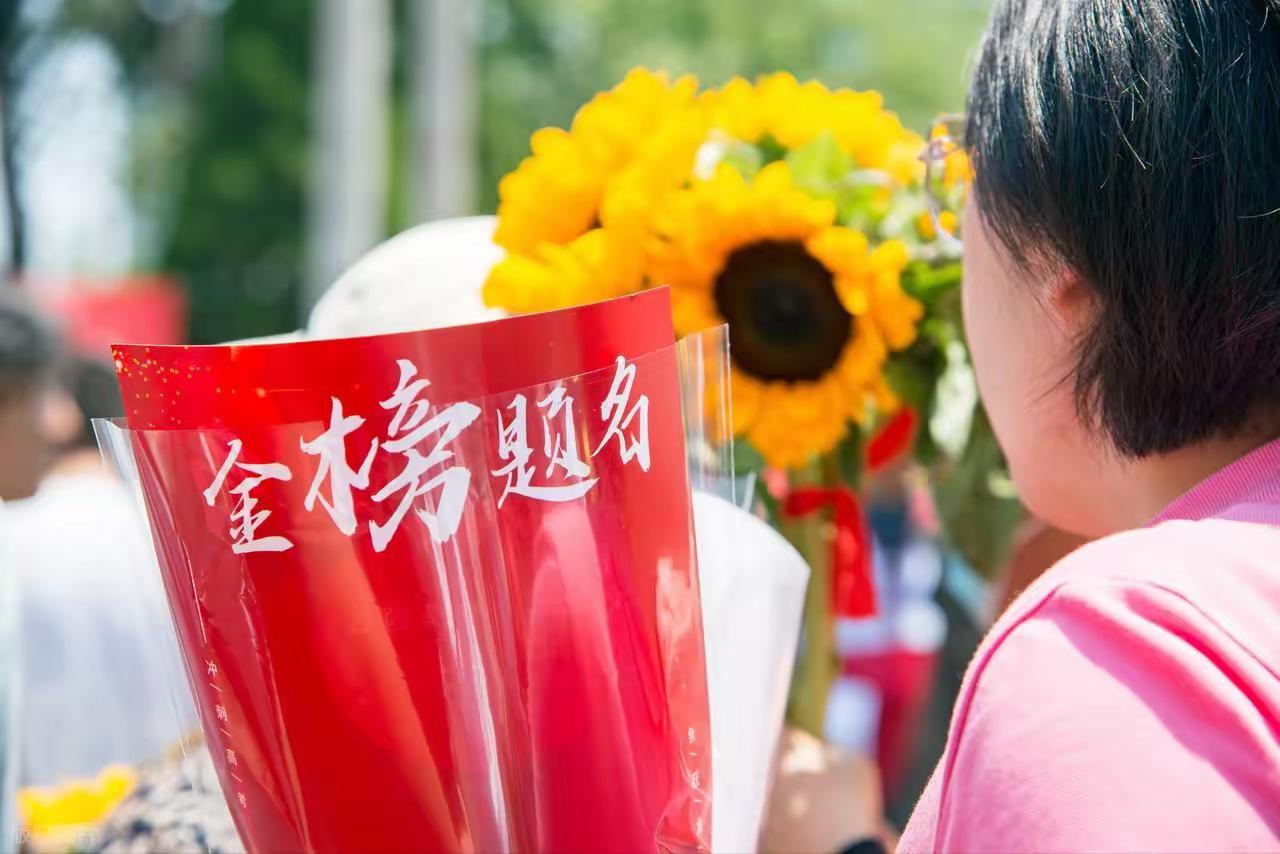 今年高考人数还这么多？
今年高考人数1290万，这么多人四年后出来，会不会传统行