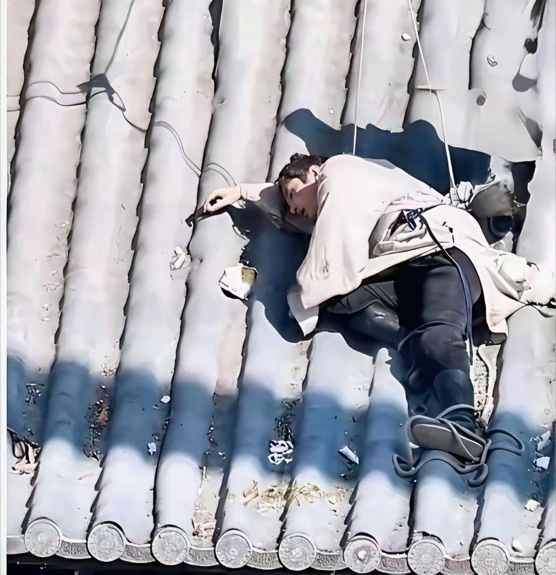 成毅在拍摄《两京十五日》逃亡戏时，坠落时后脑勺触地，当场抱头无法起身。谁能想到，