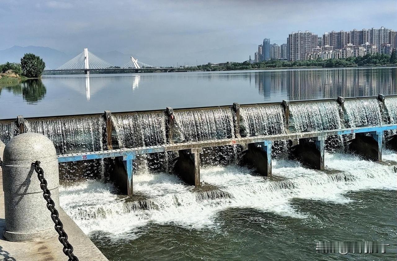 东方吐霞光。