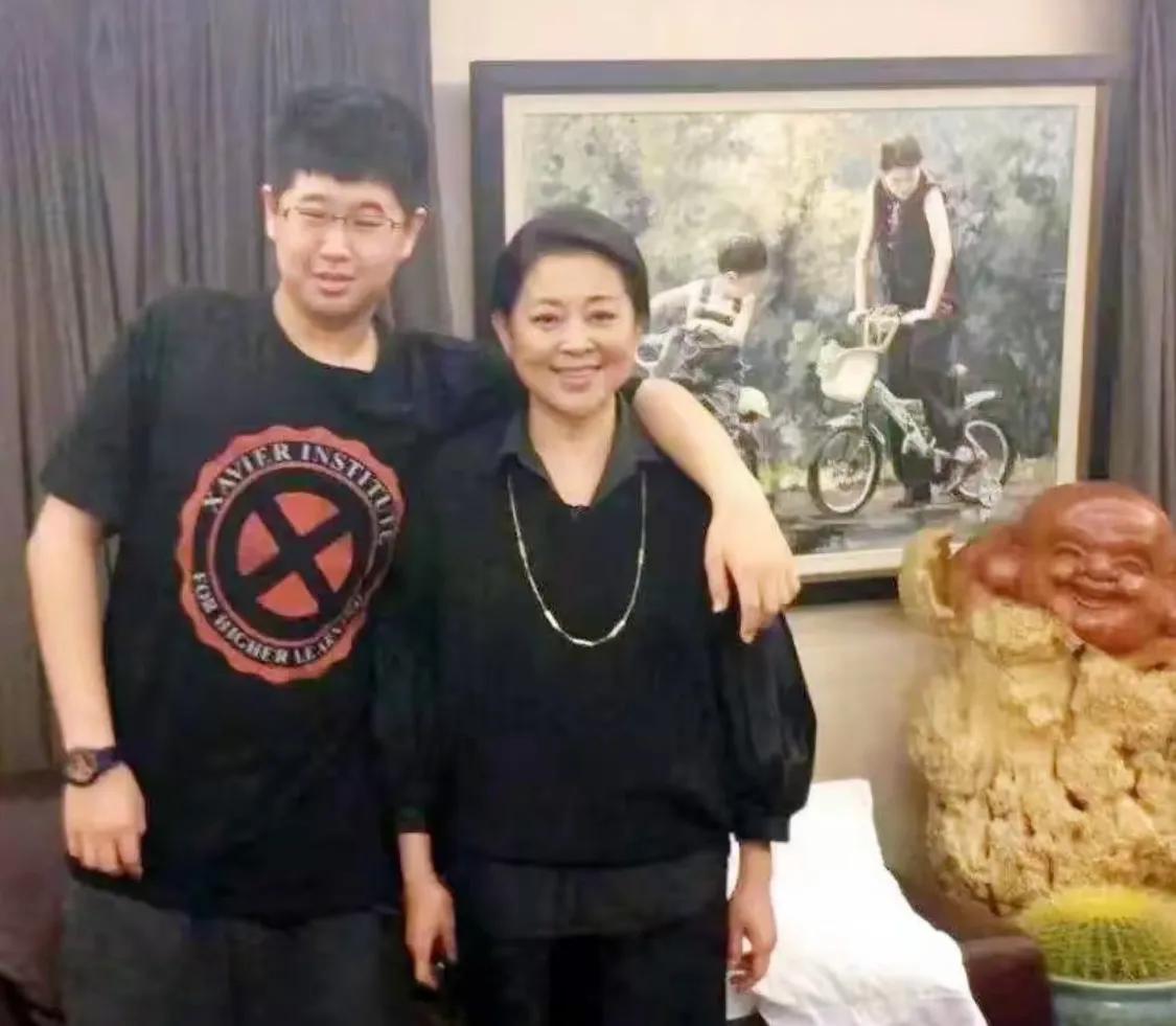 倪萍儿子亲生父亲在儿子患病时离开的原因是多方面的，涉及财富、情感、社会舆论以及个