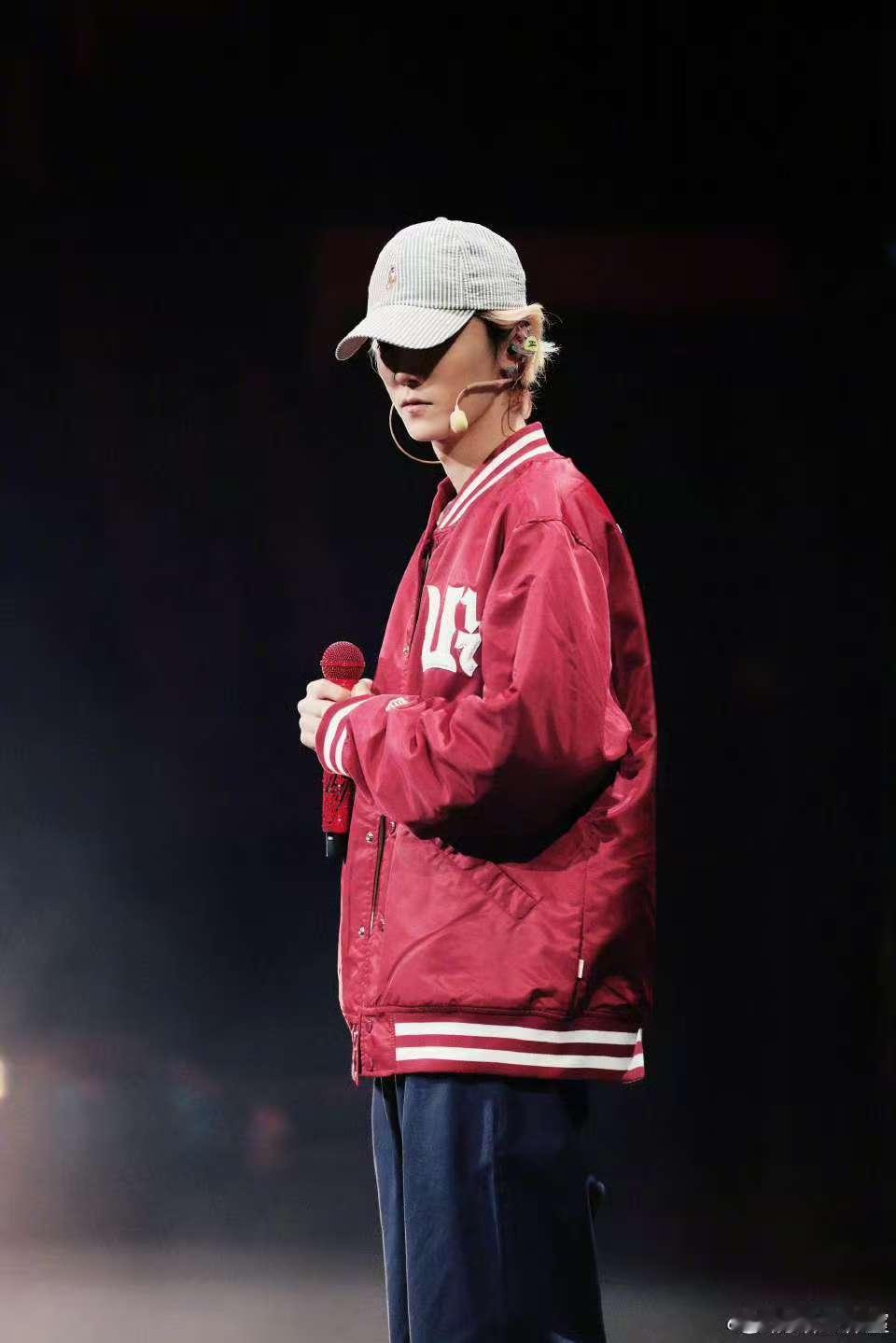 鹿晗今晚舞台见鹿晗红馆彩排照鹿晗红馆彩排照，今晚舞台见，[心][心] ​​​