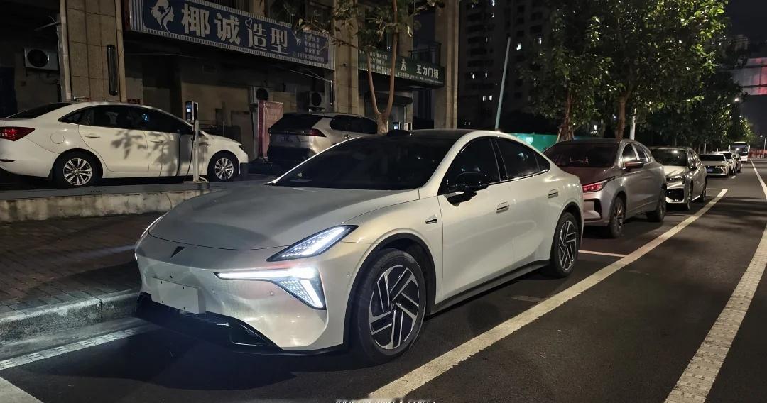 26岁｜毕业两年做自媒体一年，全款拿下人生的第一辆车🚗
从大学开始就喜欢3C数