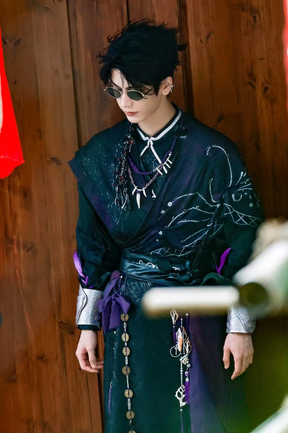 张凌赫紫衣苗疆少年妈呀，谁家儿子这么帅张凌赫开始推理吧 